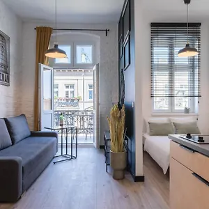 https://garbary-central-apartments.poznan-hotels.com